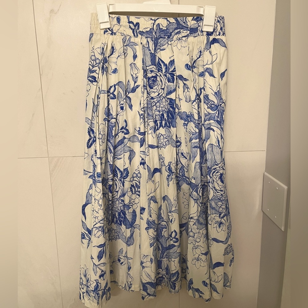 Blue floral print Zara Skirt with pockets!